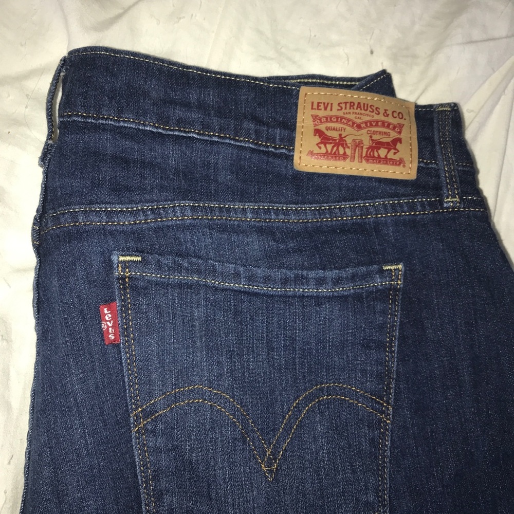 LEVI STRAIGHT LEG JEANS